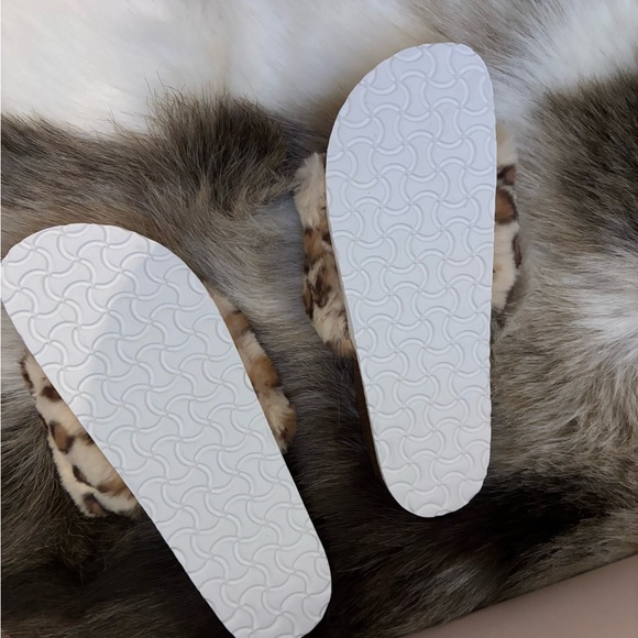BNIB BY CHINESE LAUNDRY CHEETAH FUR SLIPPERS!! - Picture 4 of 11